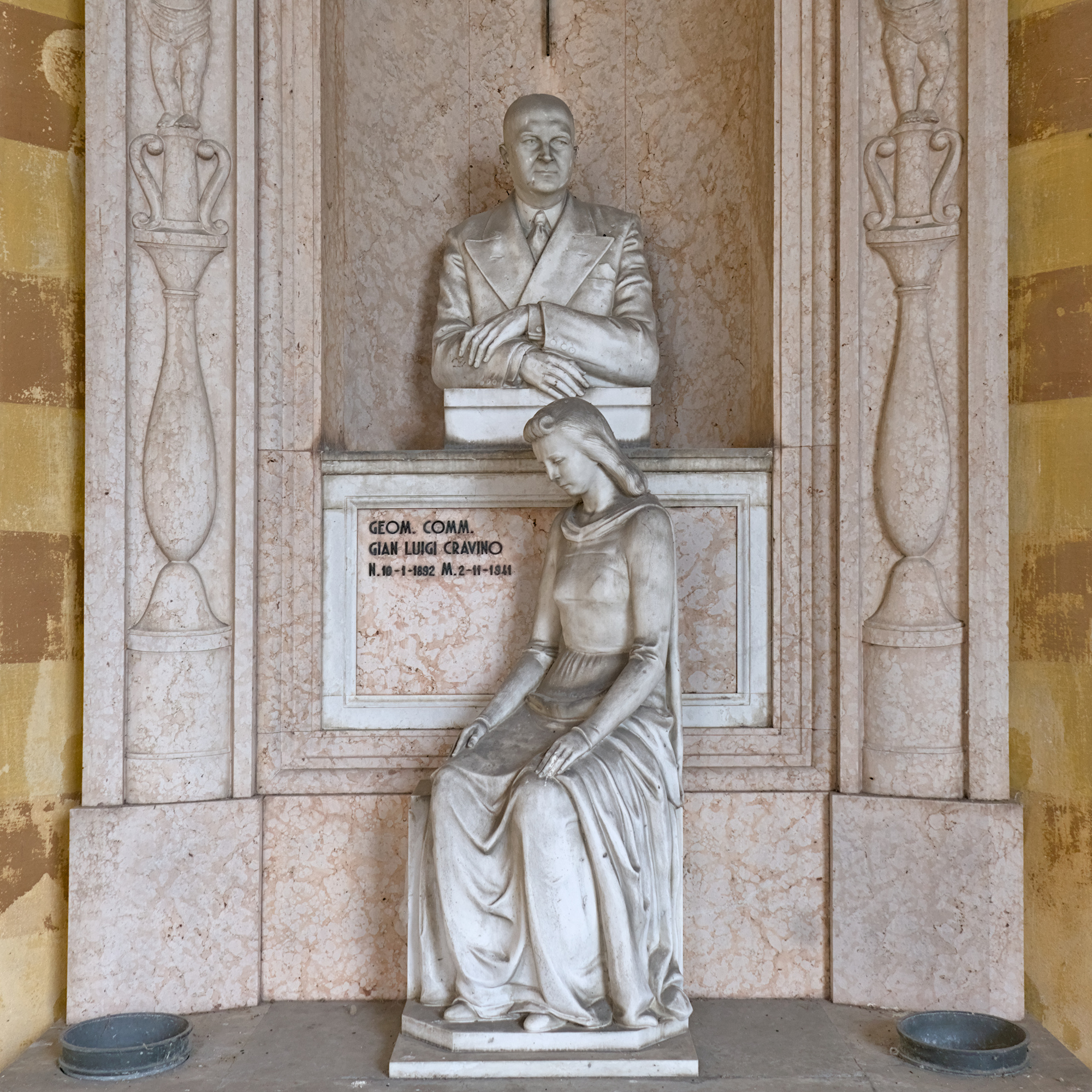 Luigi Strazzabosco, monumento funerario per la famiglia Cravino, marmo rosso di Verona e marmo di Carrara, 1941-42, Cimitero Maggiore, via del Cimitero 10, Padova