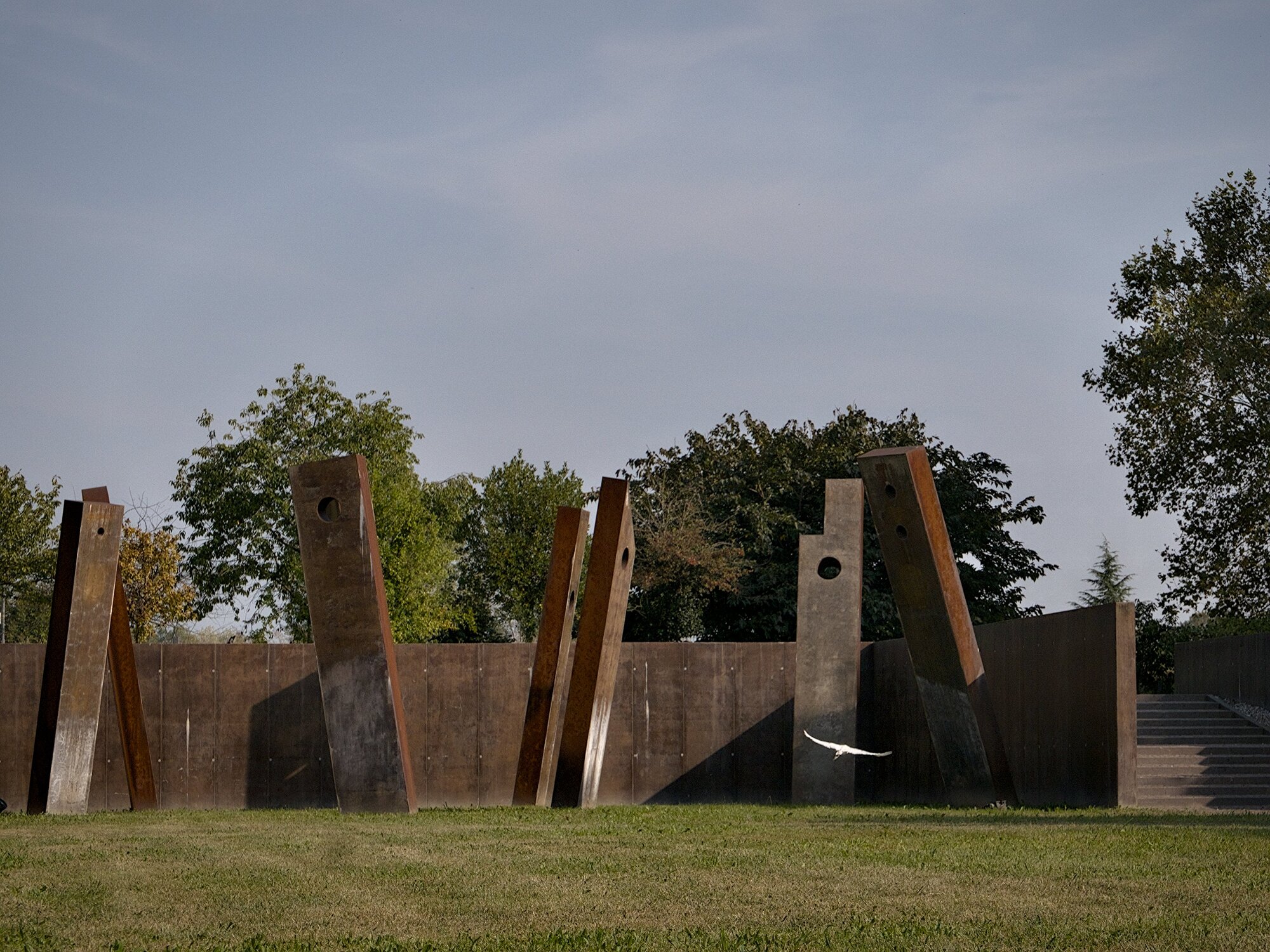 Elio Armano, *Monumento dedicato ai giusti del mondo*, iscrizione: 'Si può sempre dire un sì o un no', acciaio e cemento, 2008, Giardino dei giusti del mondo, via Egidio Forcellini 287, Padova