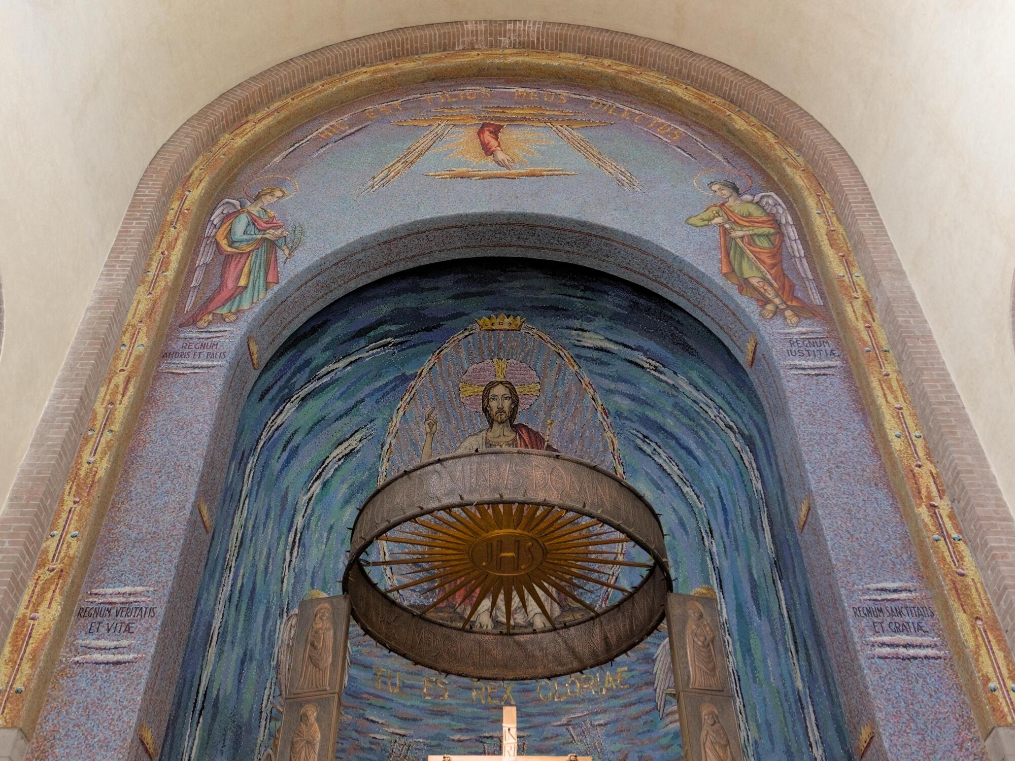 Antonio Morato, grande mosaico nel catino absidale con Cristo in trono benedicente (realizzazione: Scuola di Spilimbergo), 1956, chiesa di Cristo Re (Vincenzo Bonato, 1928), via Sant'Osvaldo 4, Padova