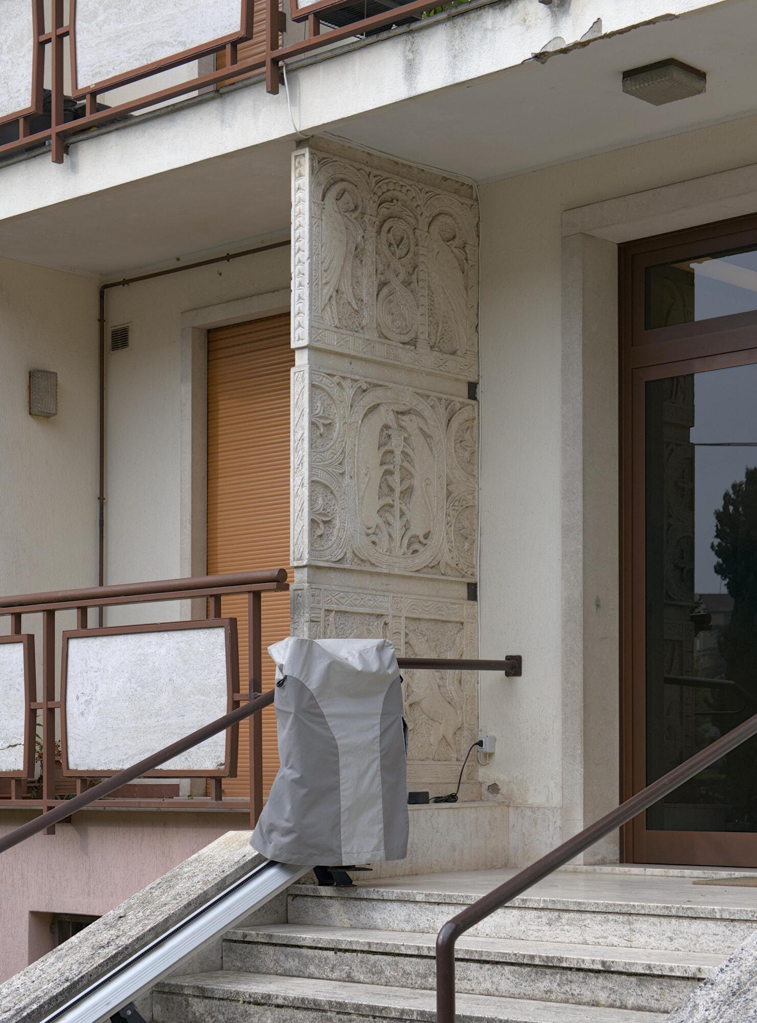 Autore non identificato, pannello in pietra scolpito su entrambe facce all'ingresso di condominio al civico 3 di via Como, Padova