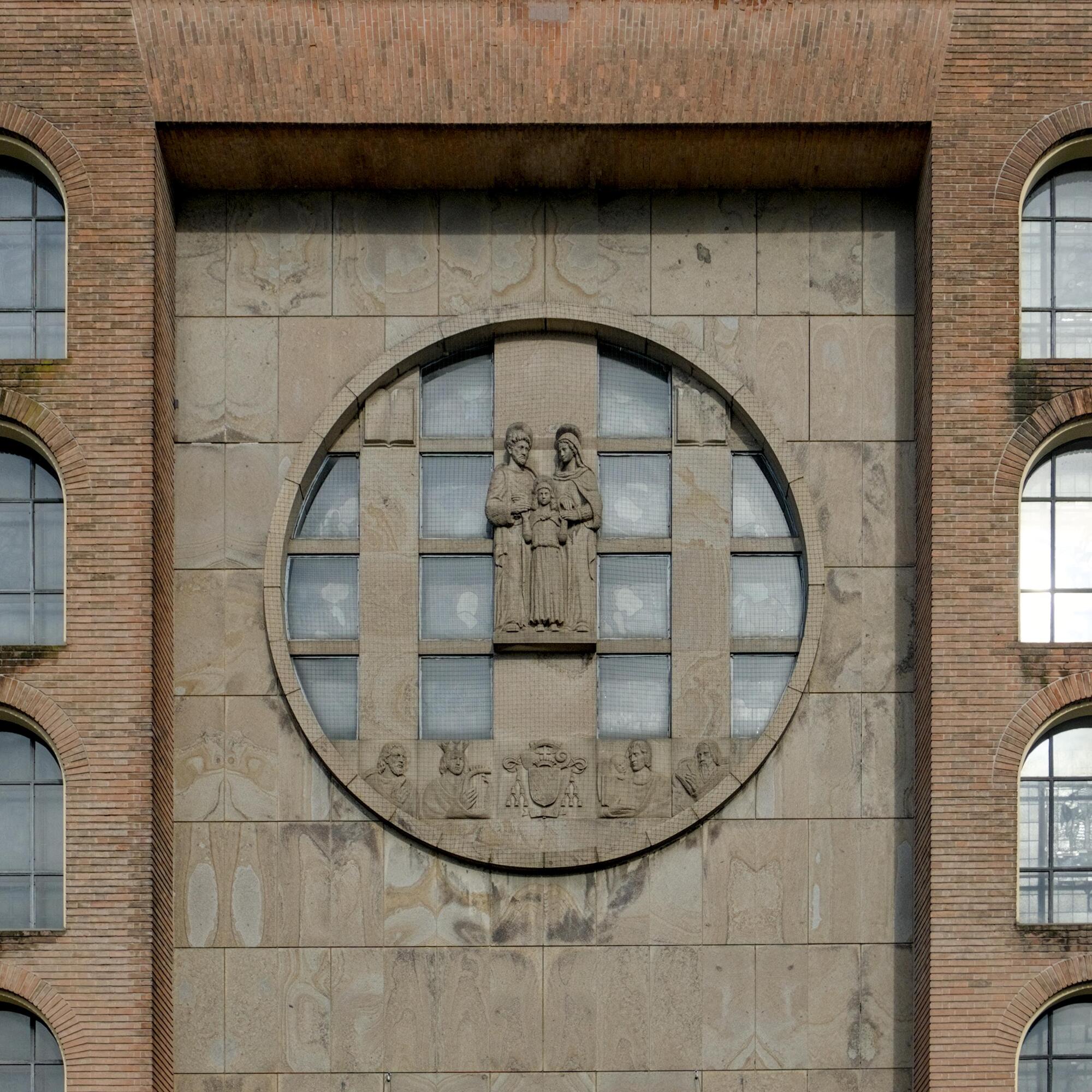 Luigi Strazzabosco, bassorilievi in trachite, 1939, facciata della chiesa della Sacra Famiglia (Giuseppe Tombola e ingegneri Stoppato e Odoni, 1936-40), via Aosta 6, Padova