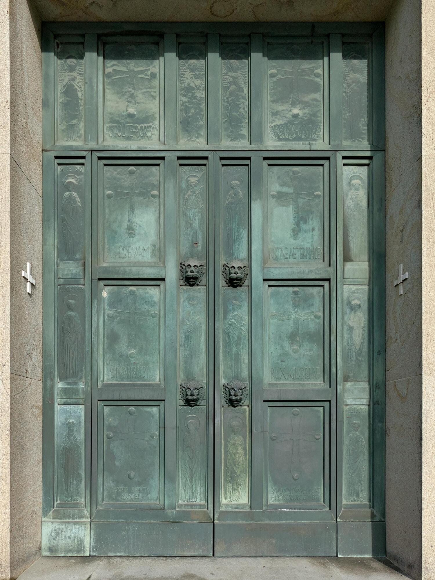 Luigi Strazzabosco, porta in bronzo, 1963, chiesa della Sacra Famiglia (Giuseppe Tombola e ingegneri Stoppato e Odoni, 1936-40), via Aosta 6, Padova