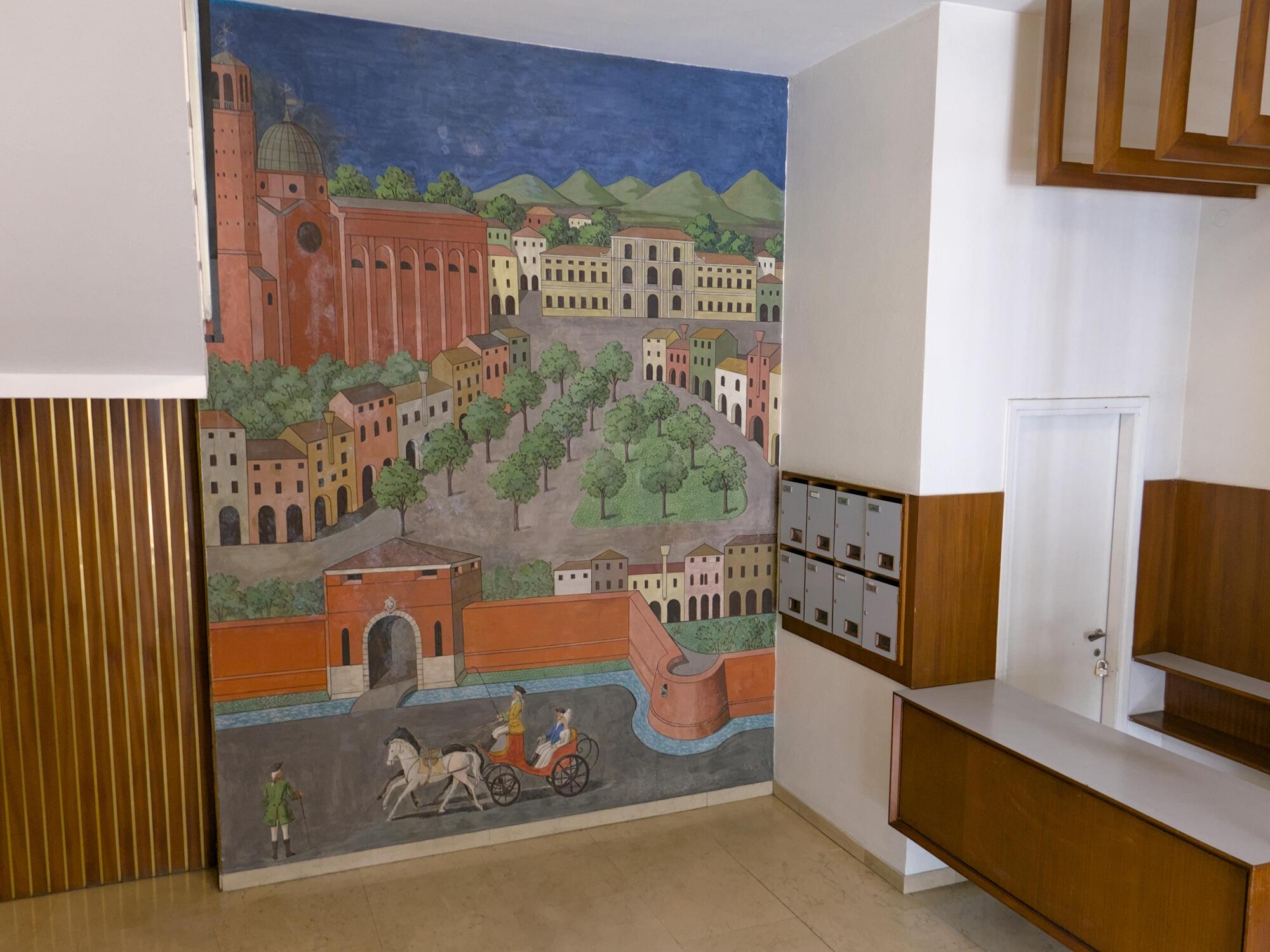 Fulvio Pendini, *Piazza Mazzini nel Settecento*, pittura murale, 1961, ingresso di edificio ad uso promiscuo (Roberto Carazzolo e Mario de' Stefani, 1956-61), piazza Mazzini 46, Padova