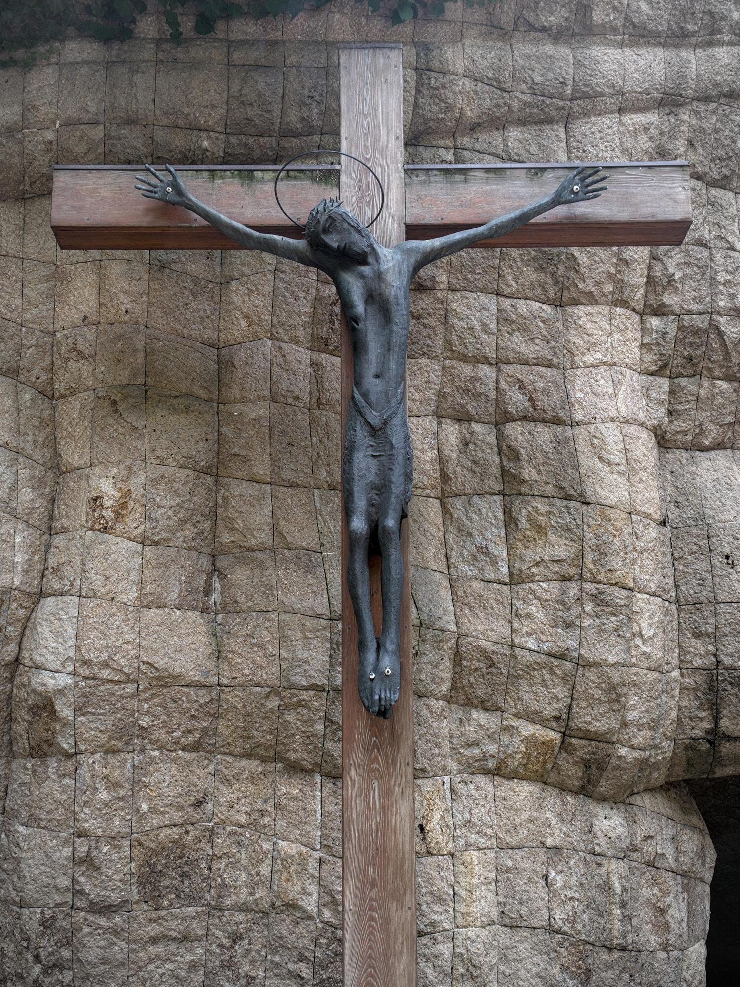 Luigi Strazzabosco, grande Cristo in bronzo, parco dell'Opera della Provvidenza S. Antonio (Giulio Brunetta, 1955-59), via della Provvidenza 68, Sarmeola di Rubano, Padova