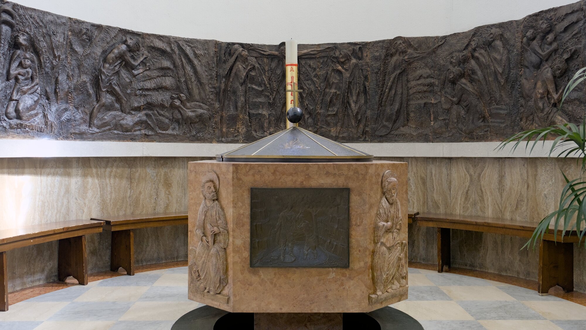 Luigi Strazzabosco, *Episodi dell'Antico e del Nuovo Testamento*, terracotta patinata, *Il battesimo di Cristo*, bronzo, *Gli evangelisti*, marmo, 1966-67, battistero della chiesa della Sacra Famiglia (Giuseppe Tombola e ingegneri Stoppato e Odoni, 1936-40), via Aosta 6, Padova