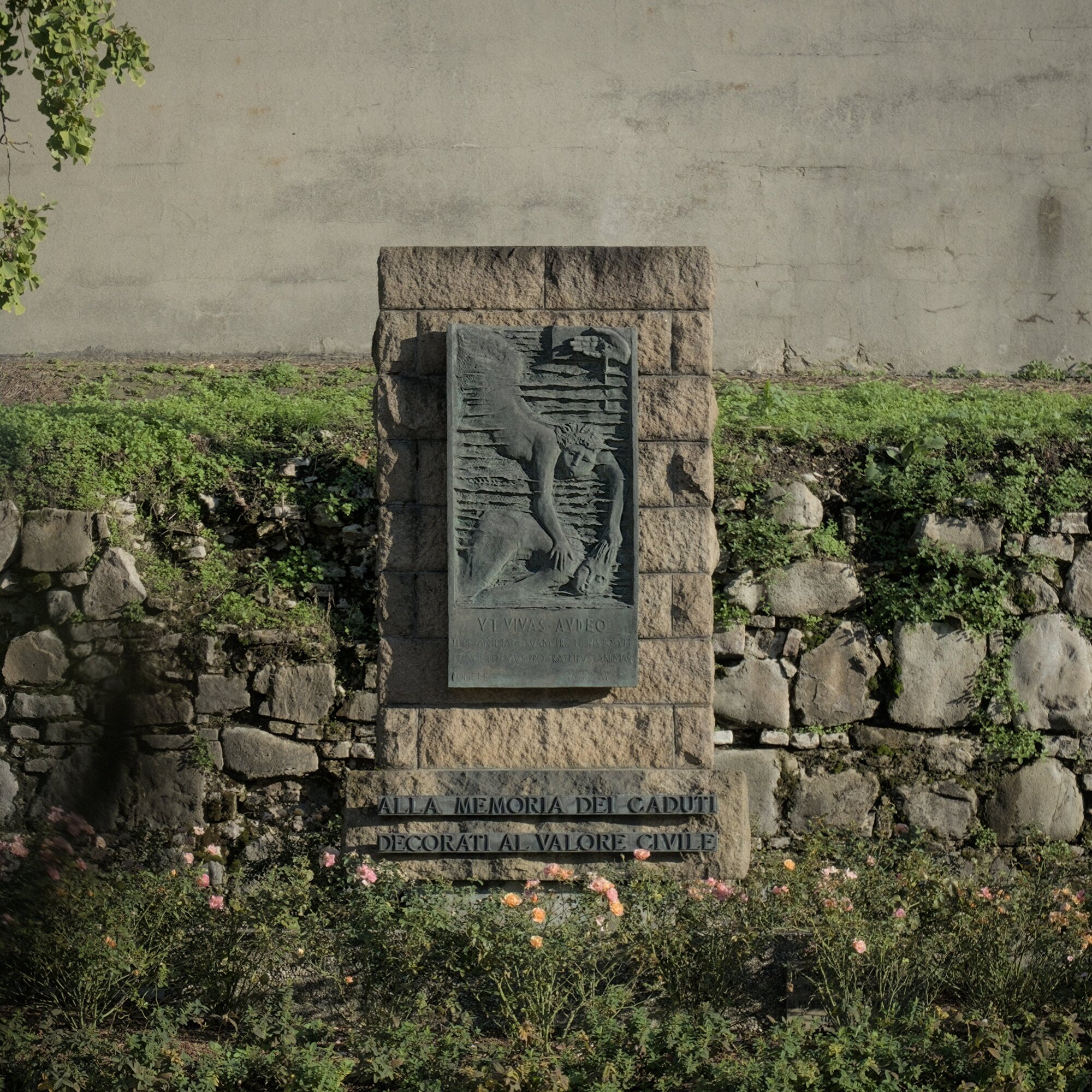 Luigi Strazzabosco, *Monumento ai Caduti al valore civile*, bassorilievo in bronzo, 1962, iscrizione: 'UT VIVAS AUDEO', Giardini della rotonda, viale Codalunga 1, Padova