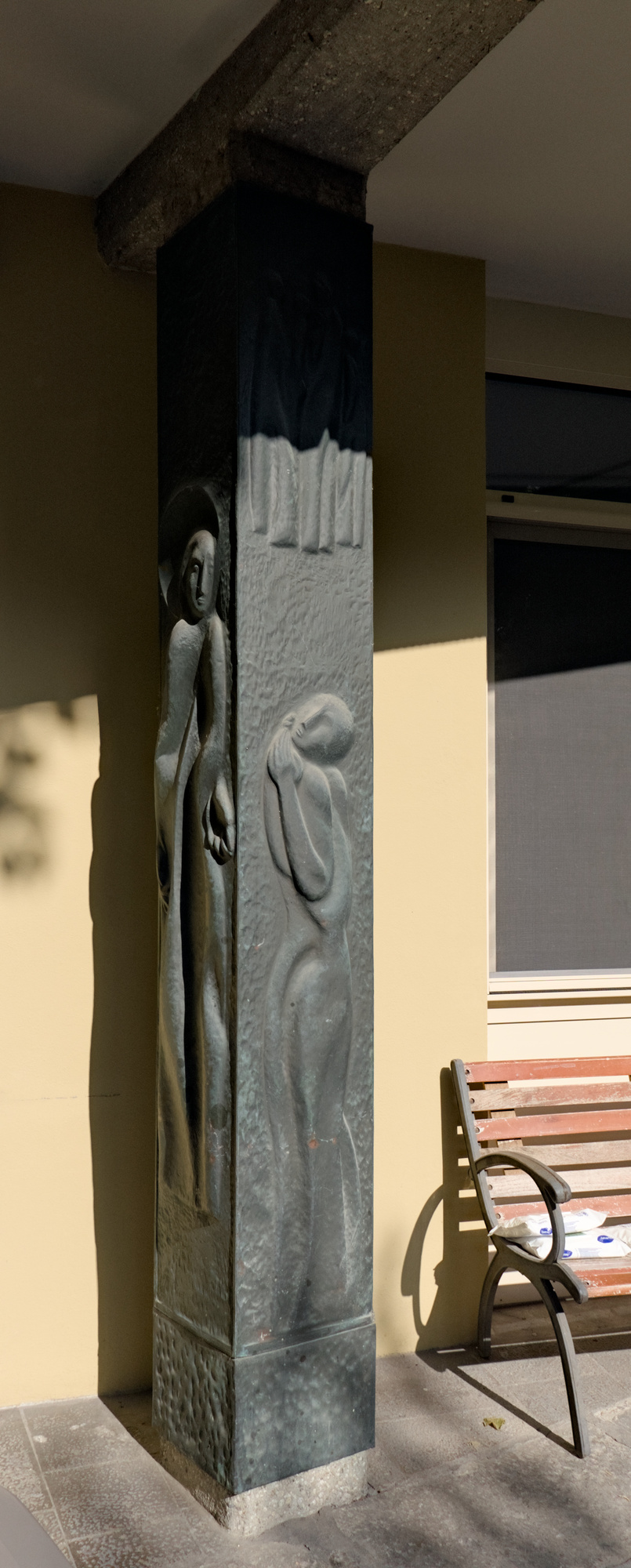 Luigi Strazzabosco (attrib.), pilastro con rivestimento in metallo a sbalzo, cortile del CUAMM (Giulio Brunetta, 1959), via S. Francesco 126, Padova