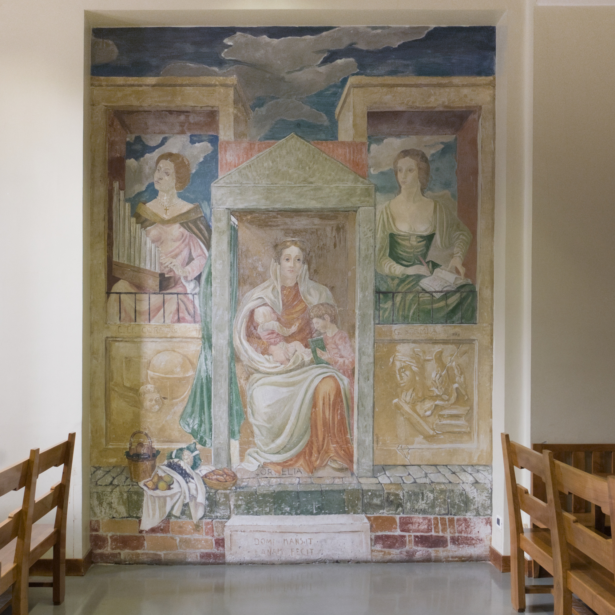 Antonio Morato, esempi femminili nel campo della cultura: *Gaspara Stampa, Elena Lucrezia Cornaro Piscopia, Cornelia*. Iscrizione: *Domi mansit, lanam fecit*. Affresco, 1941, palazzo Bo, aula delle studentesse. Il mobilio dell'aula è disegnato da Gio Ponti. Via VIII Febbraio 2, Padova