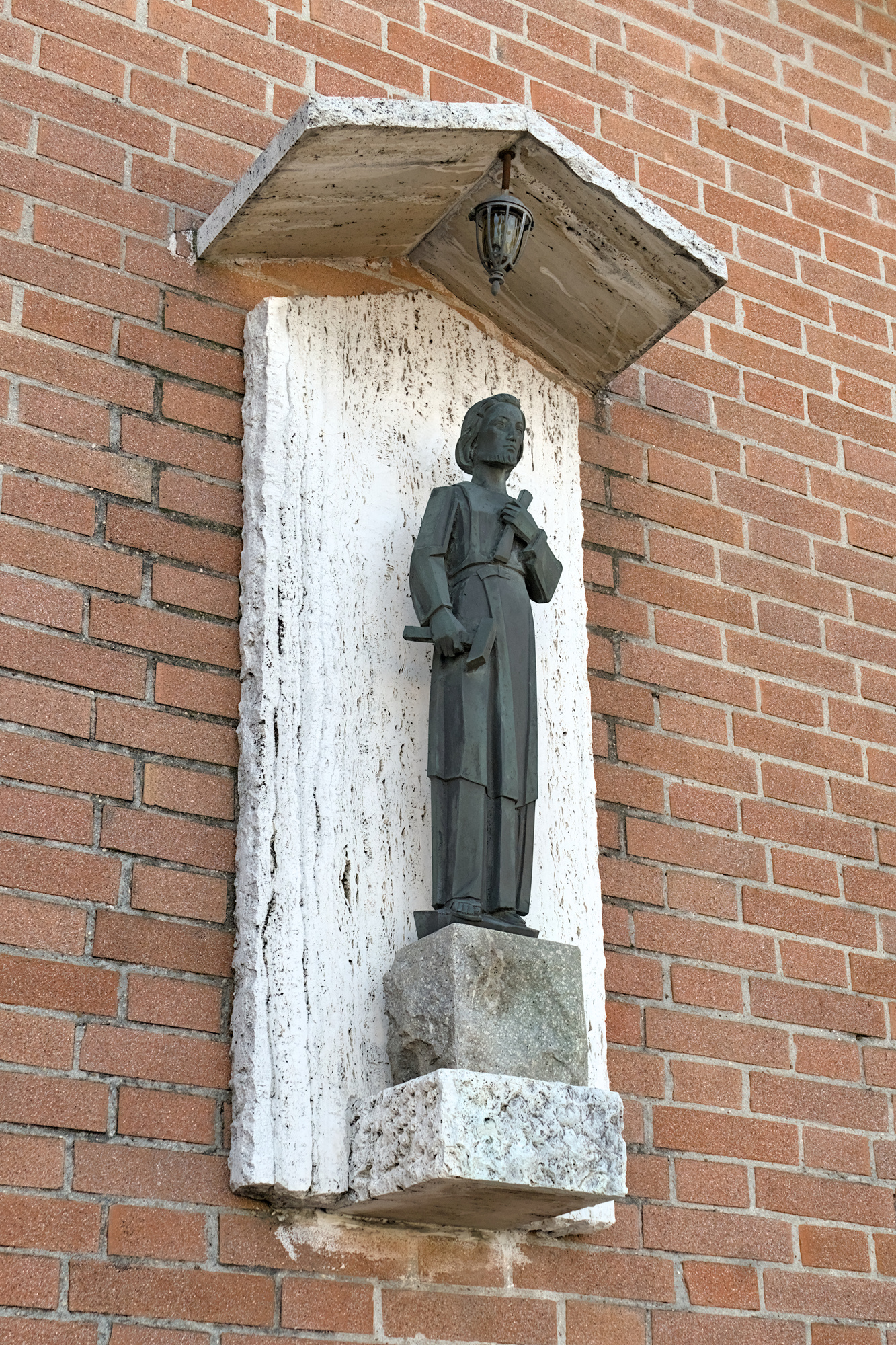 Autore non identificato, *San Giuseppe Lavoratore*, piccola statua in bronzo all'esterno della cappella di San Giuseppe Lavoratore (Stanislao Ceschi, 1965), via IV Strada 7, zona industriale, Padova