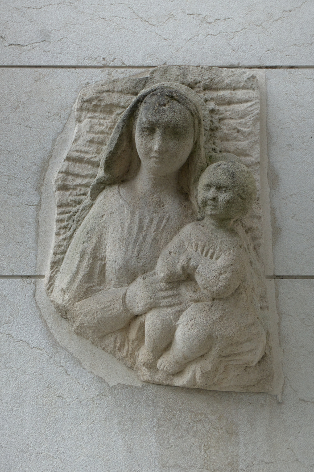 Autore non identificato, Madonna col Bambino, bassorilievo in pietra, Collegio universitario 'Casa della giovane', via Cremona 7, Padova