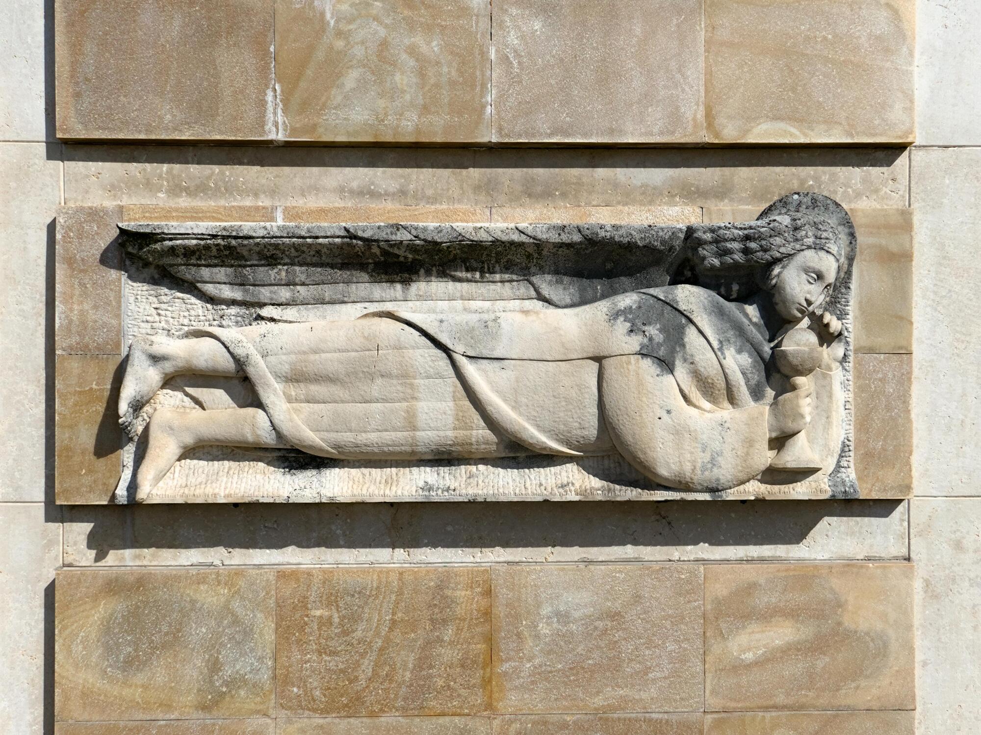 Autore non identificato [Enrico Parnigotto?], bassorilievo in pietra d'Istria,  cappella funeraria della famiglia Domenichelli, Cimitero Arcella, via Beata Elena Enselmini 15, Padova