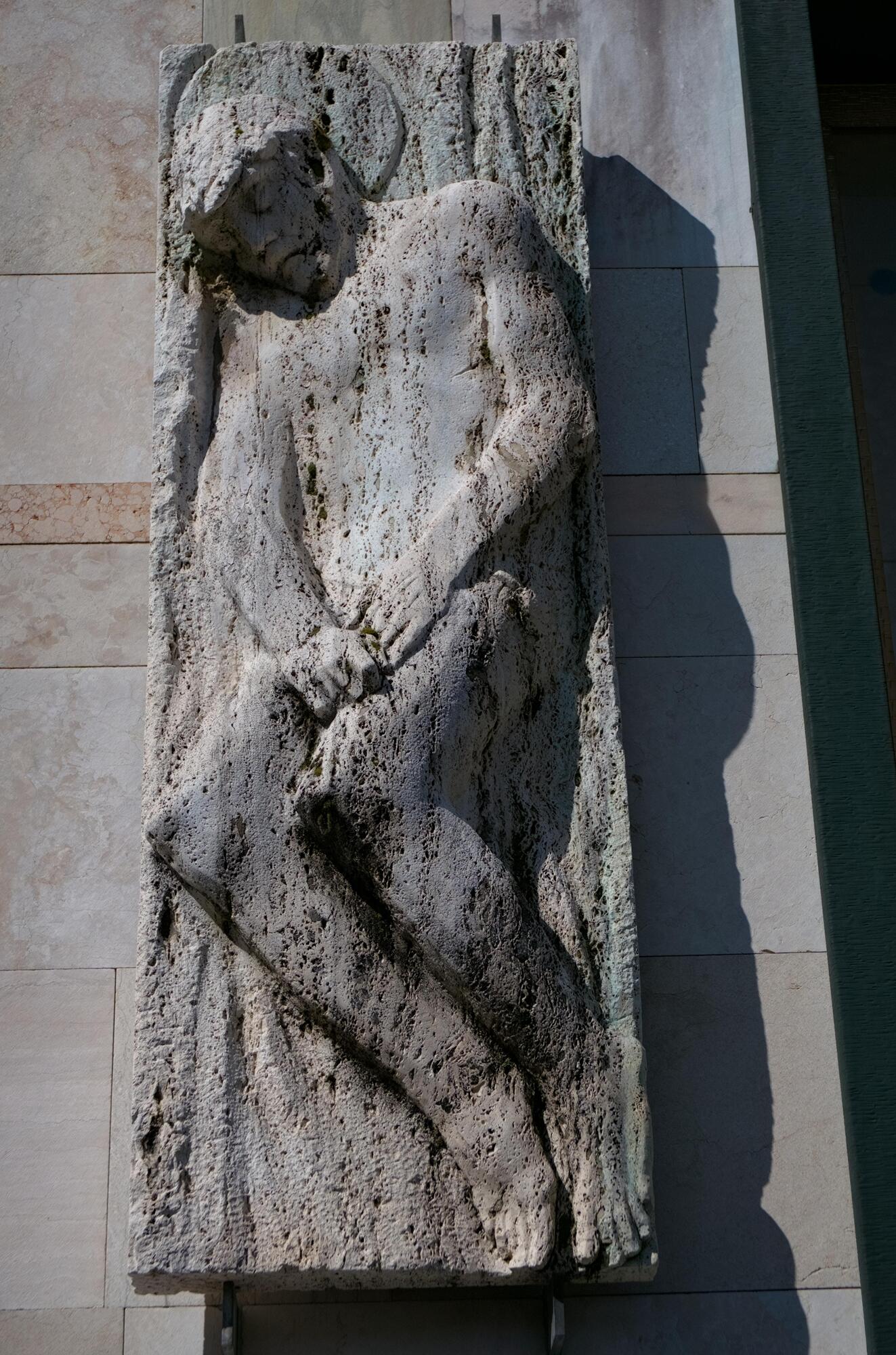 Autore non identificato [Amleto Sartori?], altorilievo in travertino, cappella funeraria della famiglia Barban, Cimitero Arcella, via Beata Elena Enselmini 15, Padova