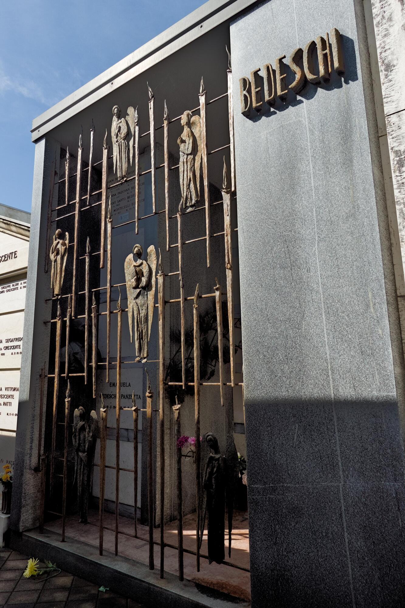 Autore non identificato, cancellata metallica, cappella funeraria della famiglia Bedeschi, Cimitero Arcella, via Beata Elena Enselmini 15, Padova