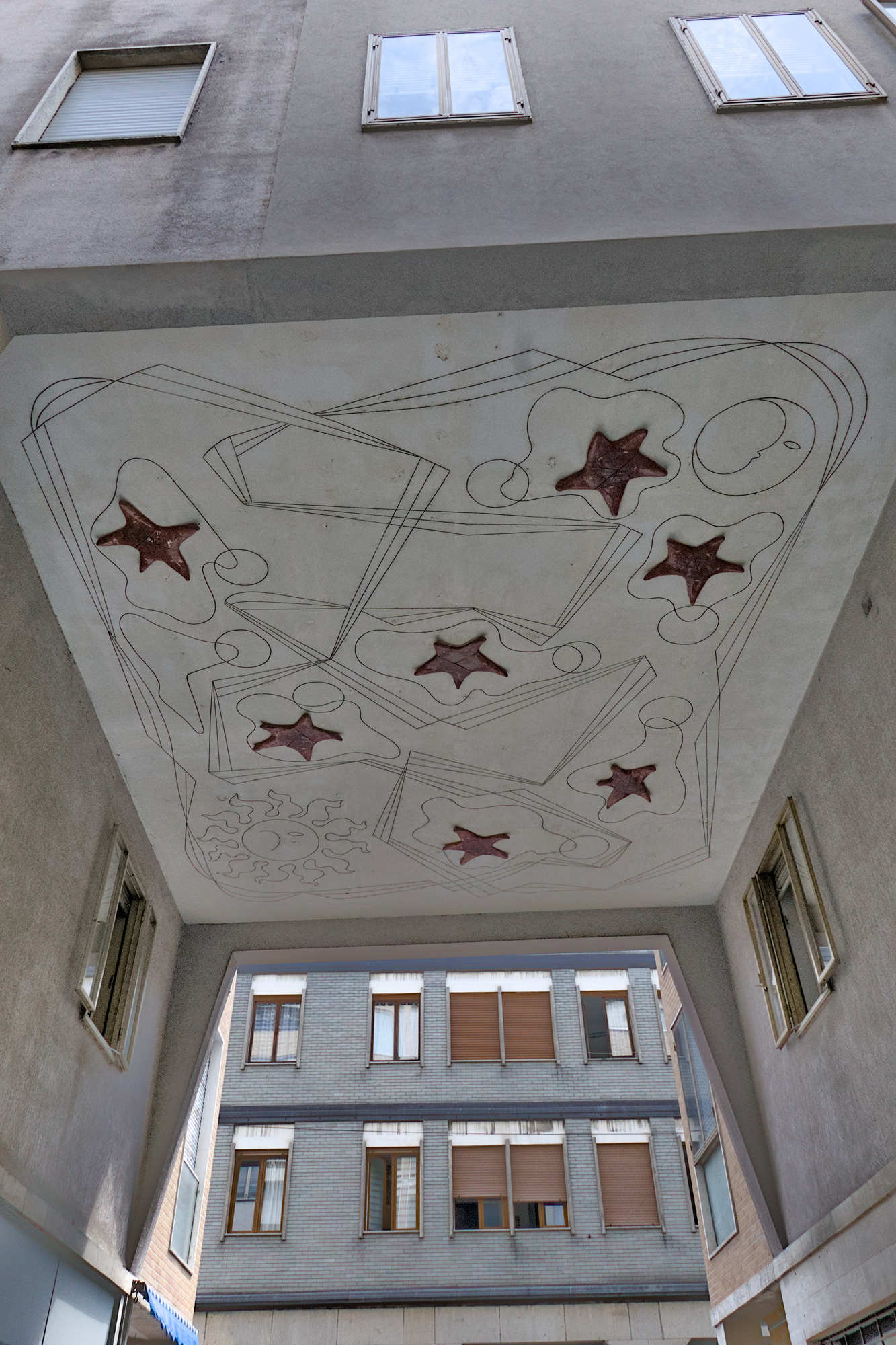 Fulvio Pendini, *Firmamento con astri*, 1958, soffitto dela galleria che conduce al complesso edilizio (Raoul Pillepich e Gino Rossi, 1955-58), via Beato Pellegrino, Padova