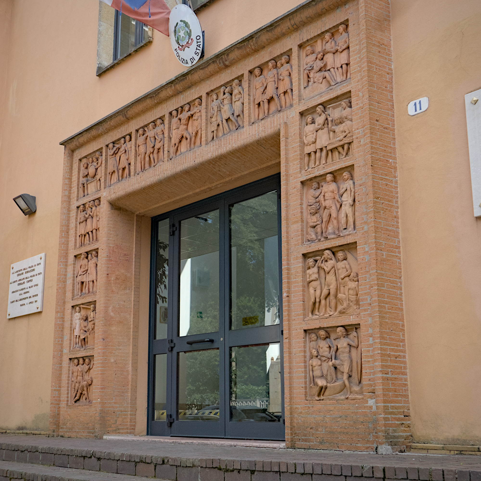 Autore non identificato [Paolo Boldrin?], formelle in cotto che contornano l’ingresso all’edificio ex Casa della Giovane Italiana di Padova in via Diaz (Francesco Mansutti e Gino Miozzo, 1933-34)