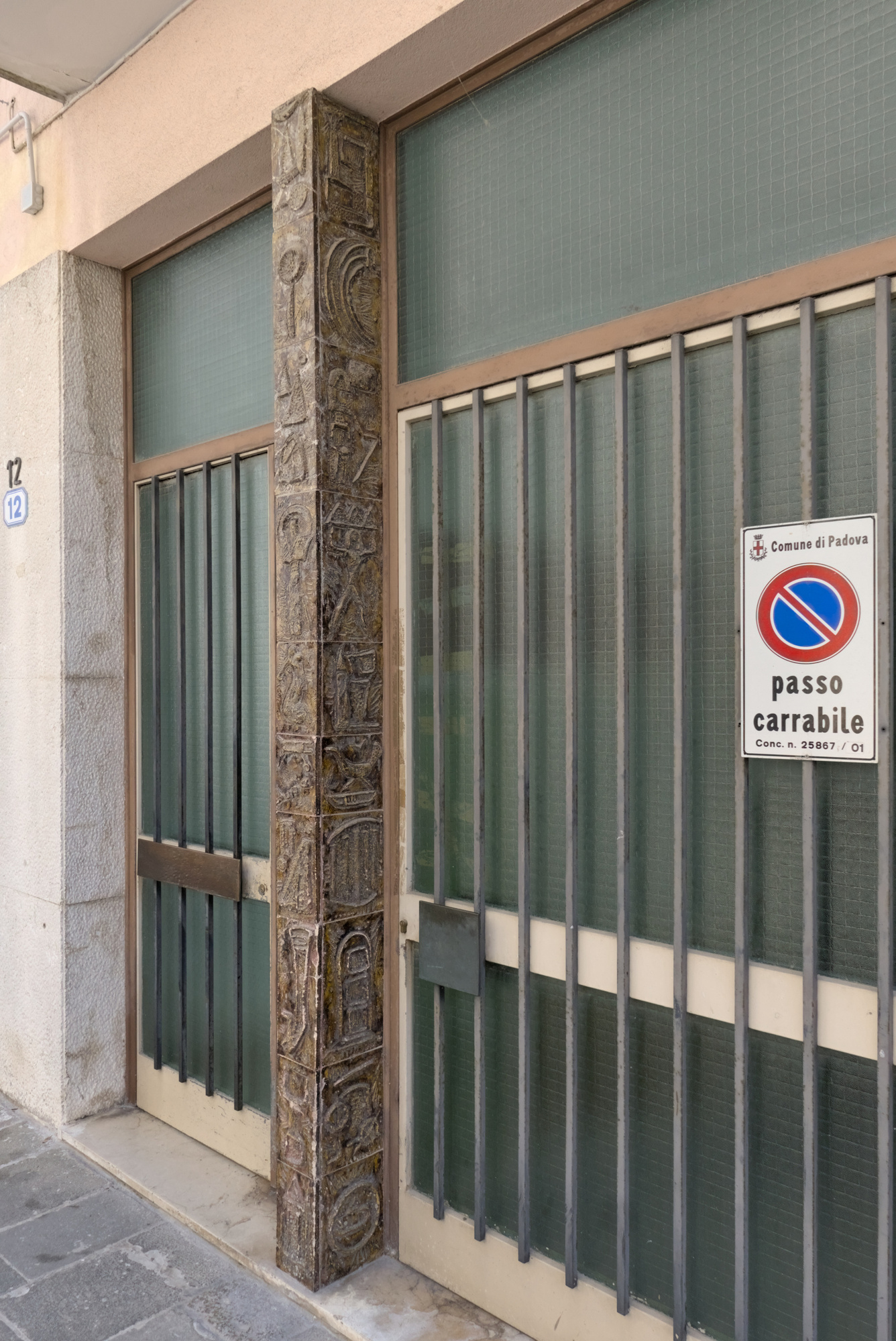 Autore non identificato, pilastro rivestito in ceramica decorata, via Antonio Locatelli 10, Padova