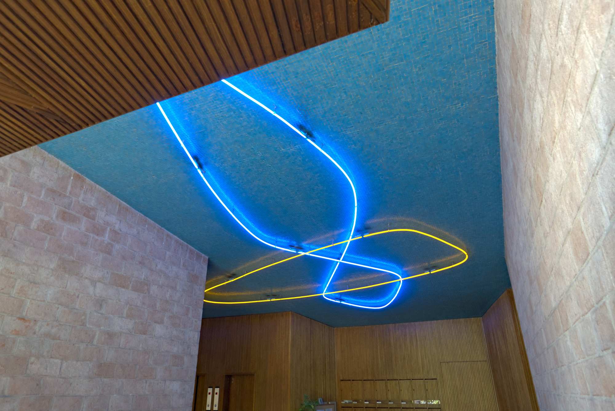 Autore non identificato, decorazione al neon sul soffitto dell'atrio della casa-torre di Daniele Calabi e Antonio Salce, 1952, via Vescovado 51, Padova