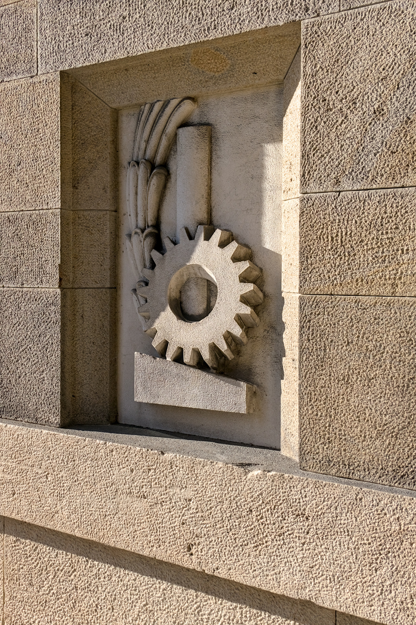 Autore non identificato, decorazioni in altorilievo nei pilastri del palazzo della Camera di Commercio (Gino Miozzo, 1929-36), piazza Insurrezione 28 Aprile, Padova