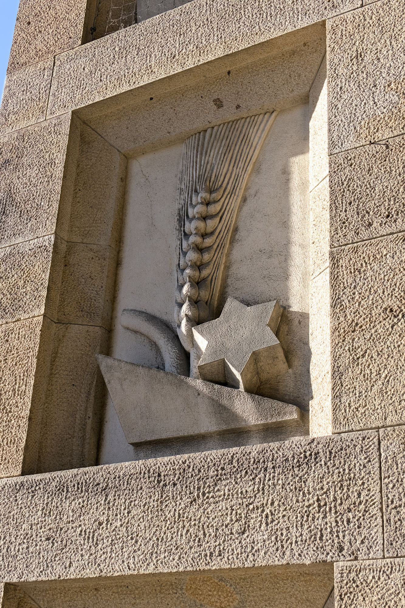 Autore non identificato, decorazioni in altorilievo nei pilastri del palazzo della Camera di Commercio (Gino Miozzo, 1929-36), piazza Insurrezione 28 Aprile, Padova