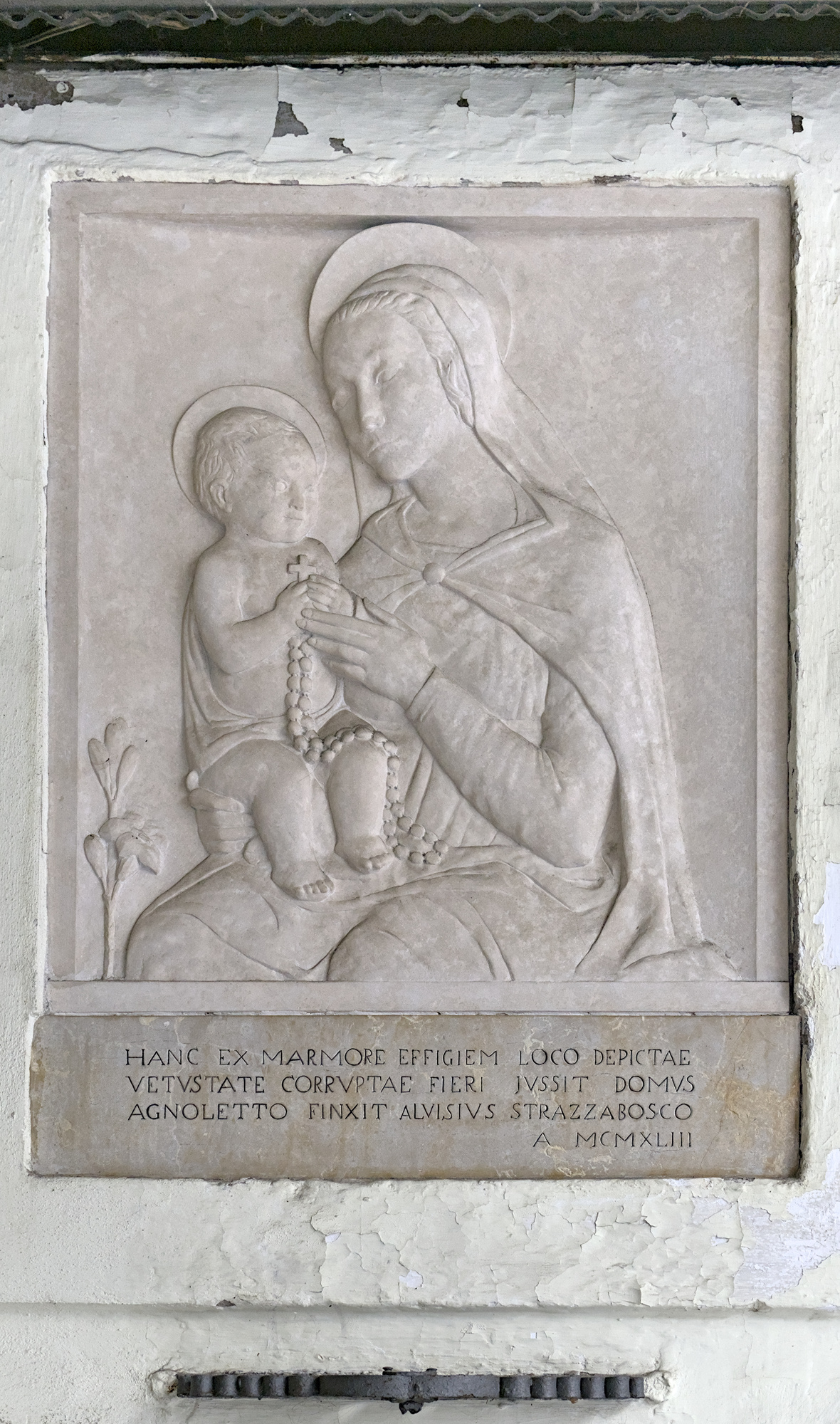 Luigi Strazzabosco, *Madonna col Bambino*, bassorilievo in marmo. Iscrizione: *Hanc ex marmore effigiem loco depictae vetustate corruptae fieri jussit domus Agnoletto finxit Aluisius Strazzabosco*, 1943, via Daniele Manin 63, Padova