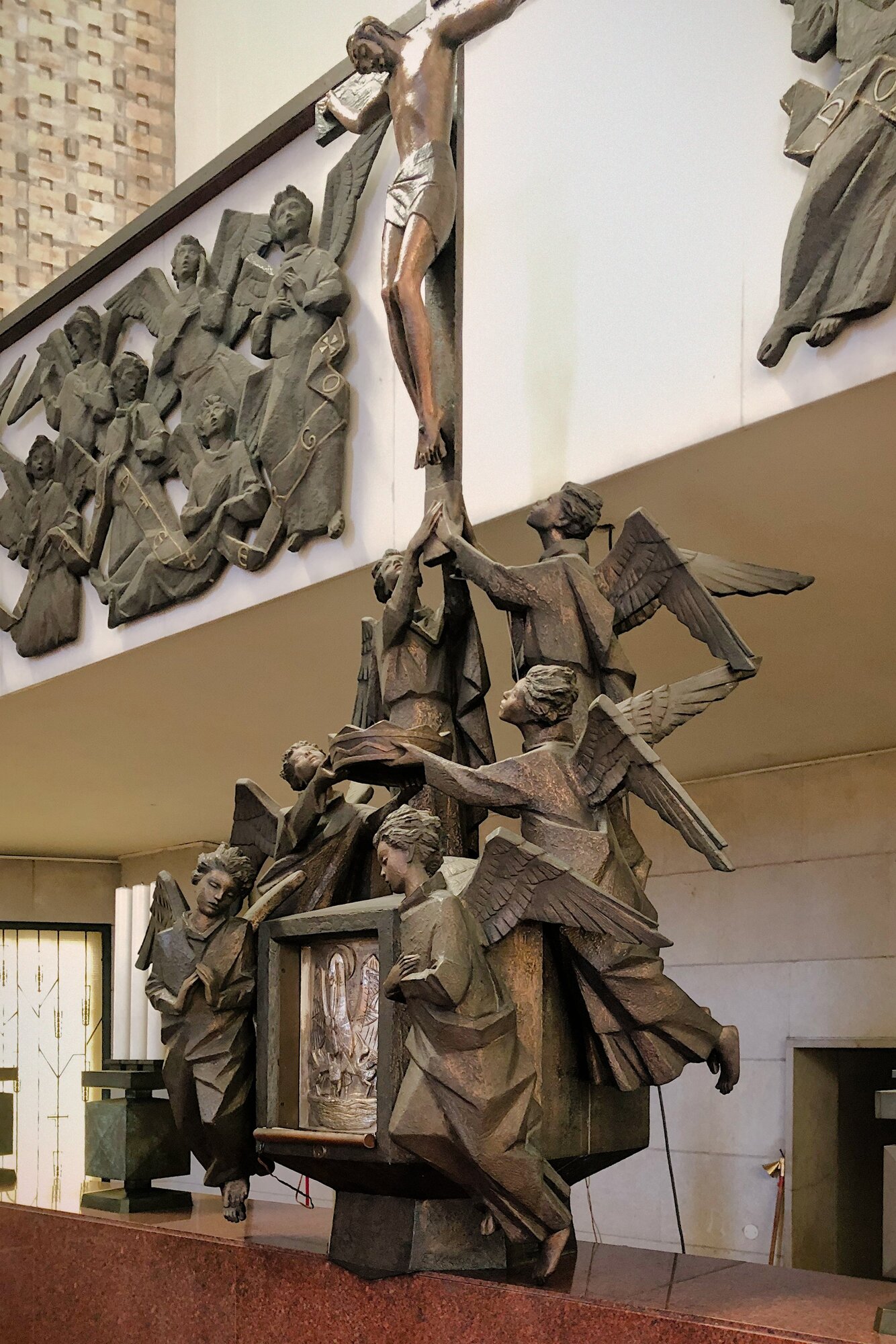 Ferruccio Vezzoni, tabernacolo in bronzo con crocifisso e angeli adoranti (tra il 1969 e il 1975), chiesa Gesù Buon Pastore (Costantino Forleo e Raffaele Boccuni, 1969), via Tiziano Minio 19, Padova